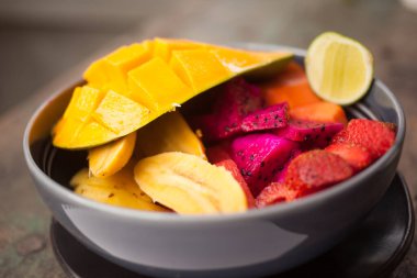 Mangolu lezzetli tropikal meyve salatası.