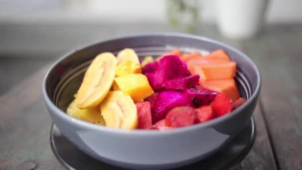 Corte de mango en ensaladera de frutas tropicales. — Vídeos de Stock