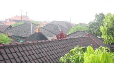 Bali adasının tepesindeki tropikal yağmur manzarası
