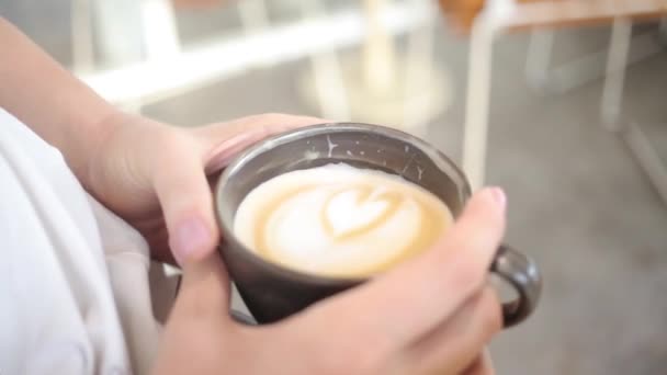 Χαριτωμένο latte είναι με σχήμα καρδιάς σε μια ζεστή κούπα καφέ — Αρχείο Βίντεο