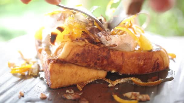 Fransız tostunu portakallı ve kremalı kes. — Stok video