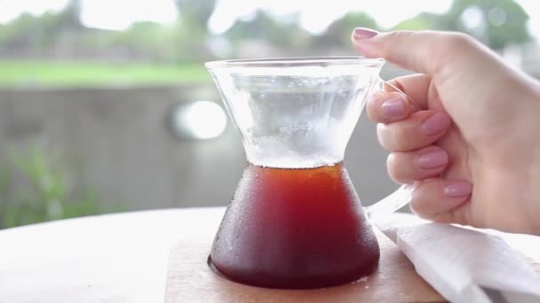 オリジナルグラスマグカップでコーヒーを飲む日本のカフェ — ストック動画
