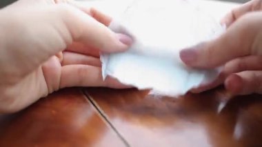 DIY Noel Dekorasyonu Eski tıbbi maskeyi geri dönüştürüyor