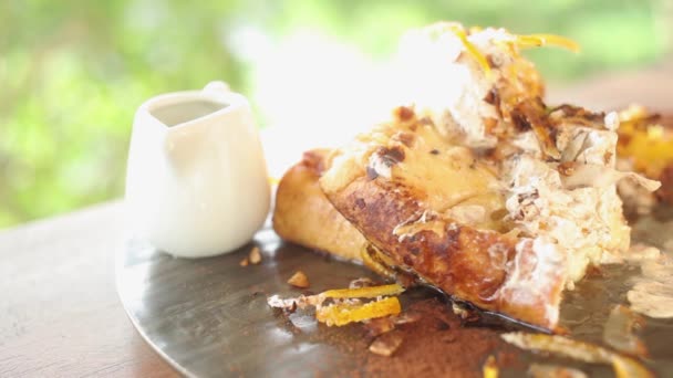 Comer deliciosa tostada francesa con crema batida. — Vídeos de Stock