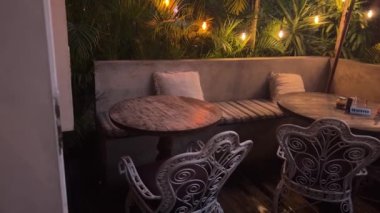 Tropikal tatil beldesindeki rahat gece kafesinin geçmişe dönük ışıkları