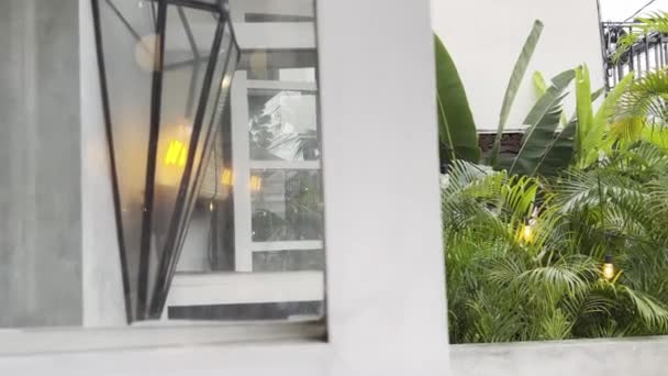 4k ретро лампи з золотими лампочками в стильному кафе — стокове відео
