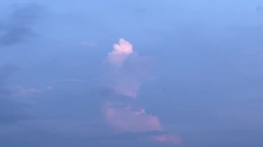 Günbatımında mavi gökyüzünde gümüş pembe bulut