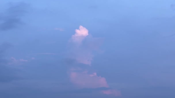 Nuage rose argenté sur un ciel bleu au coucher du soleil — Video