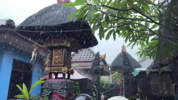Heftiger tropischer Regensturm über balinesischen Tempeln — Stockvideo