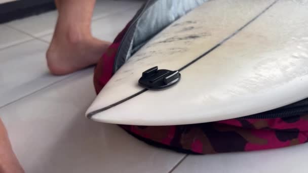 Bali, Indonesien - 20. November 2021: Surfer stecken Go-Pro-Kamera auf Surfbrett — Stockvideo