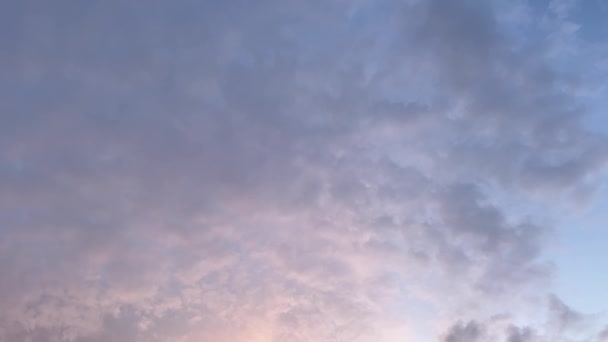 Cielo azul gris nublado con nubes rosadas al atardecer — Vídeos de Stock