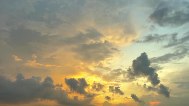 Krásný šedý zlatý západ slunce s bouřkovými mraky. 4K — Stock video
