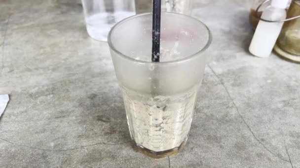 Vaso de café vacío en barra de hormigón pulido gris — Vídeo de stock