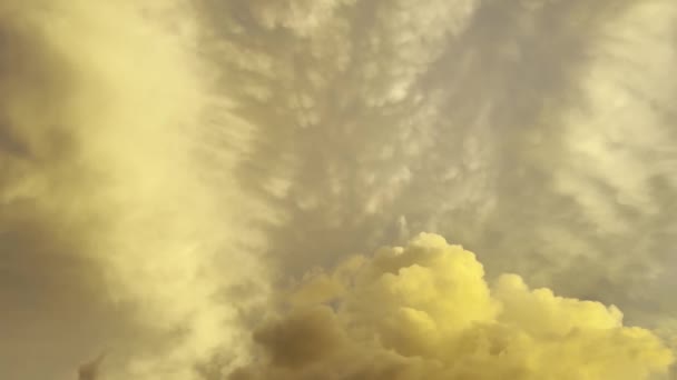 黄色灰色4k圆木云景观。天空背景. — 图库视频影像