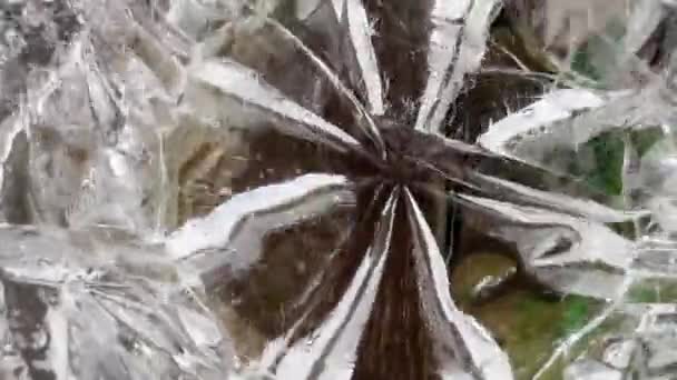 Macro cubos de hielo girando en vidrio. Primer plano del agua — Vídeos de Stock