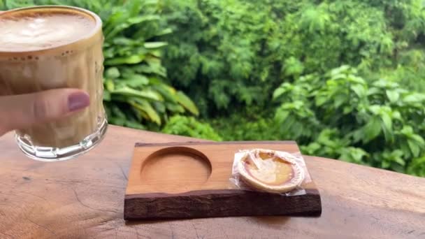 Pergilah ke Bali. Minum kopi latte di nampan kayu — Stok Video
