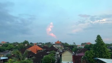 Bali adasının çatısında güzel mavi gökyüzü