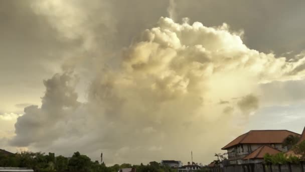 Дивовижна хмара над рисовим полем на Балі при заході сонця. — стокове відео