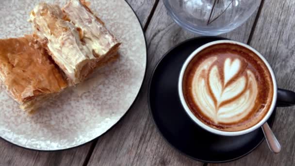 냅킨 케이크 가 들어 있는 맛있는 납작 한 흰 커피 — 비디오