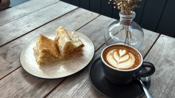 Νόστιμο τάρτα κέικ Ναπολέων με καφέ latte 4k — Αρχείο Βίντεο