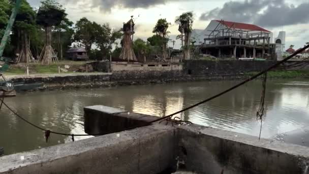 Bali, Indonesien - November, 20, 2021: gammal bro vid floden Berawa stranden Canggu — Stockvideo