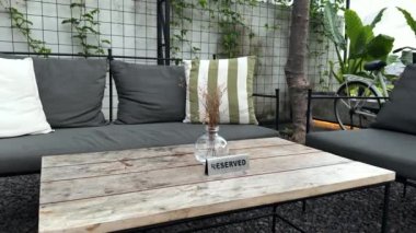 Green Summer Cafe 'deki ahşap masaya rezervasyon yaptırdım.