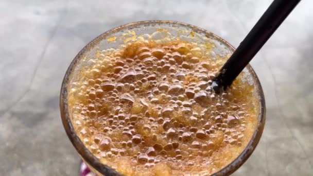 Espuma de bolha macro de suco de laranja de frutas frescas 4K — Vídeo de Stock