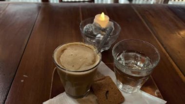 Noel içkisi. Xmas süslemeli Latte kahve 