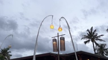Bali adasındaki direkler üzerinde sallanan altın lambalar.
