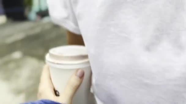 Xícara de café para ir em vidro de papel no passeio de bicicleta — Vídeo de Stock