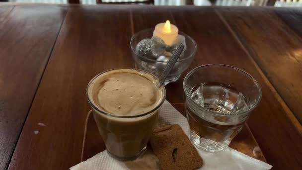 Bebida de Natal. Café Latte com enfeites de Natal — Vídeo de Stock