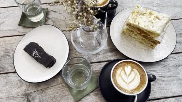 Napoleonský koláč a kandované oříšky kozinek s latté — Stock video