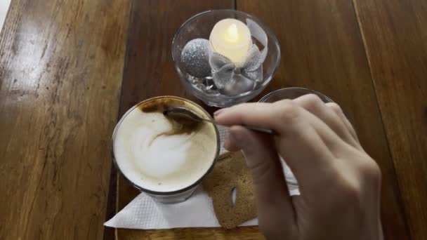 Chica revolviendo latte lechoso en la mesa con la decoración de Navidad — Vídeos de Stock