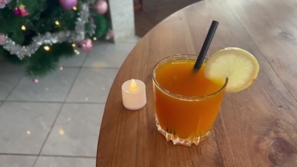 En juldrink. Färsk apelsinjuice på julafton 4K — Stockvideo