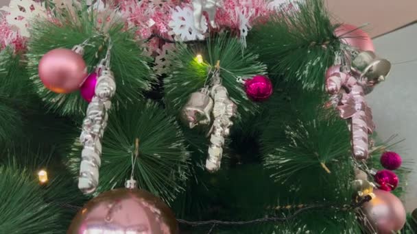 Stříbrné růžové vánoční ozdoby na zeleném vánoční strom — Stock video