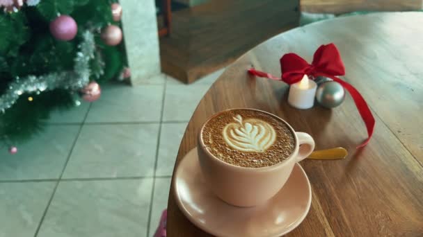 Café con leche en Nochebuena. Bebida de Navidad por la mañana — Vídeo de stock