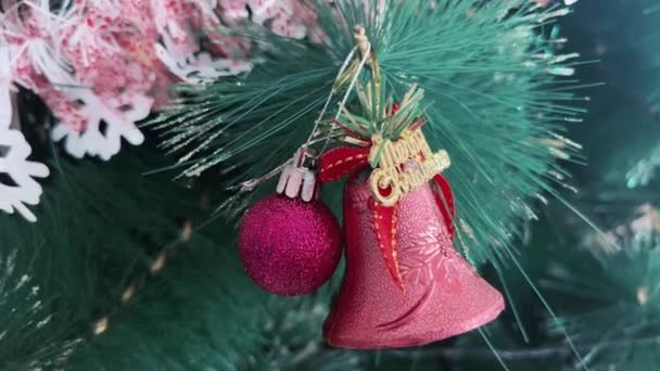 Bolas rosas y campana en abeto. Feliz Navidad. — Vídeos de Stock