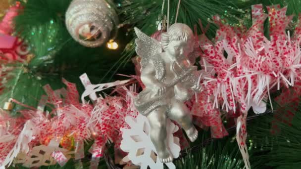 Ángel de plata estilo retro en árbol de Navidad vintage — Vídeos de Stock