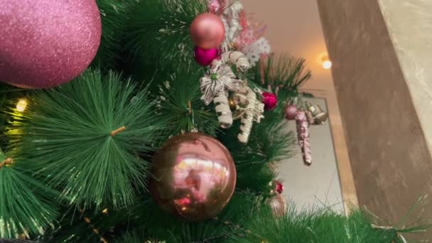 Decoración de Navidad en forma de caramelo de plata en árbol festivo — Vídeos de Stock