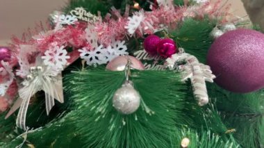 Pembe ve gümüşi Noel dekoru ve Xmas ışıkları 