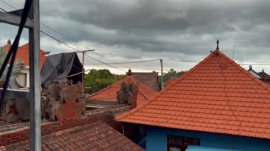 4k köyünün turuncu çatılarının üzerinde koyu strom bulutları