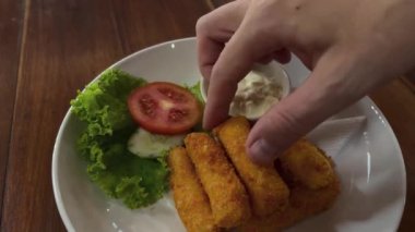 Tzatziki soslu ve sebzeli balık kroket.