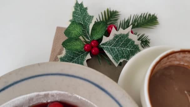 Kerst aardbeientaart dessert met hete koffie — Stockvideo