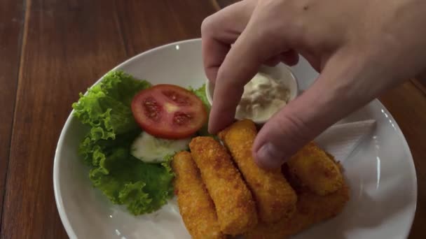 Sabrosos dedos de pescado con salsa tzatziki y verduras — Vídeos de Stock
