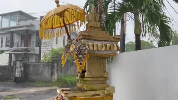 Templo Bali dourado com guarda-chuva em dia chuvoso escuro — Vídeo de Stock