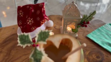 Tropik Noel. Xmas dekorlu genç hindistan cevizi.