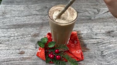 Muzlu buzlu kahve karıştıran kız. Noel içeceği