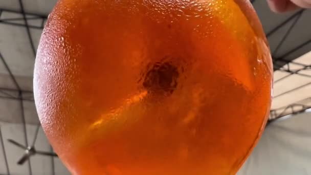 Macro aperol spritz cocktail met citroenschijfje — Stockvideo