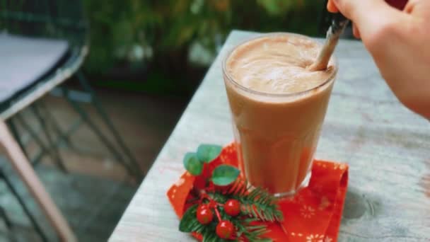 Heerlijke ijs latte drankje op kerstavond in cafe — Stockvideo