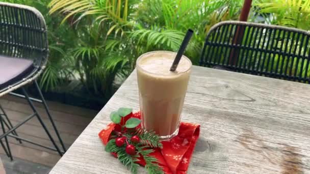 Heerlijke ijs latte koffie met kerst decor 4k — Stockvideo